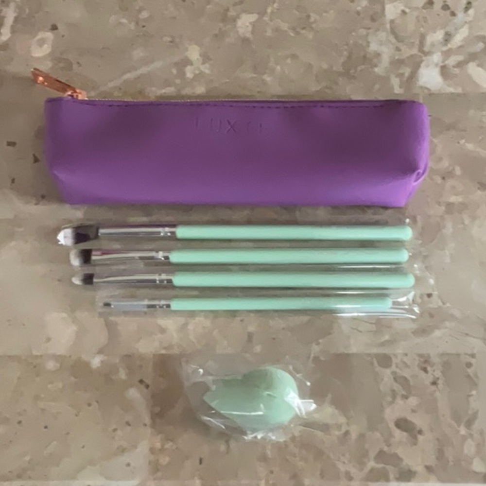LUXIE Brushes & Sponge in Cosmetic Case